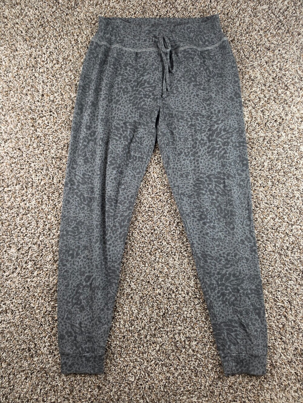 Beyond Yoga Womens Sz M Jogger Style Sweatpants Pants Gray Leopard Print